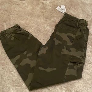 AE camo pants. NWT. See photos for measurements.